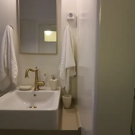 Avra Pahainas Pachaina