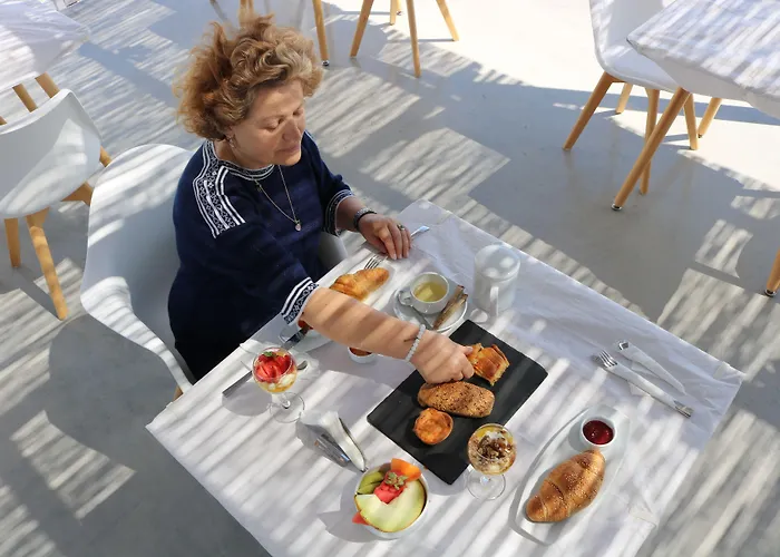 Avra Pahainas Pachaina